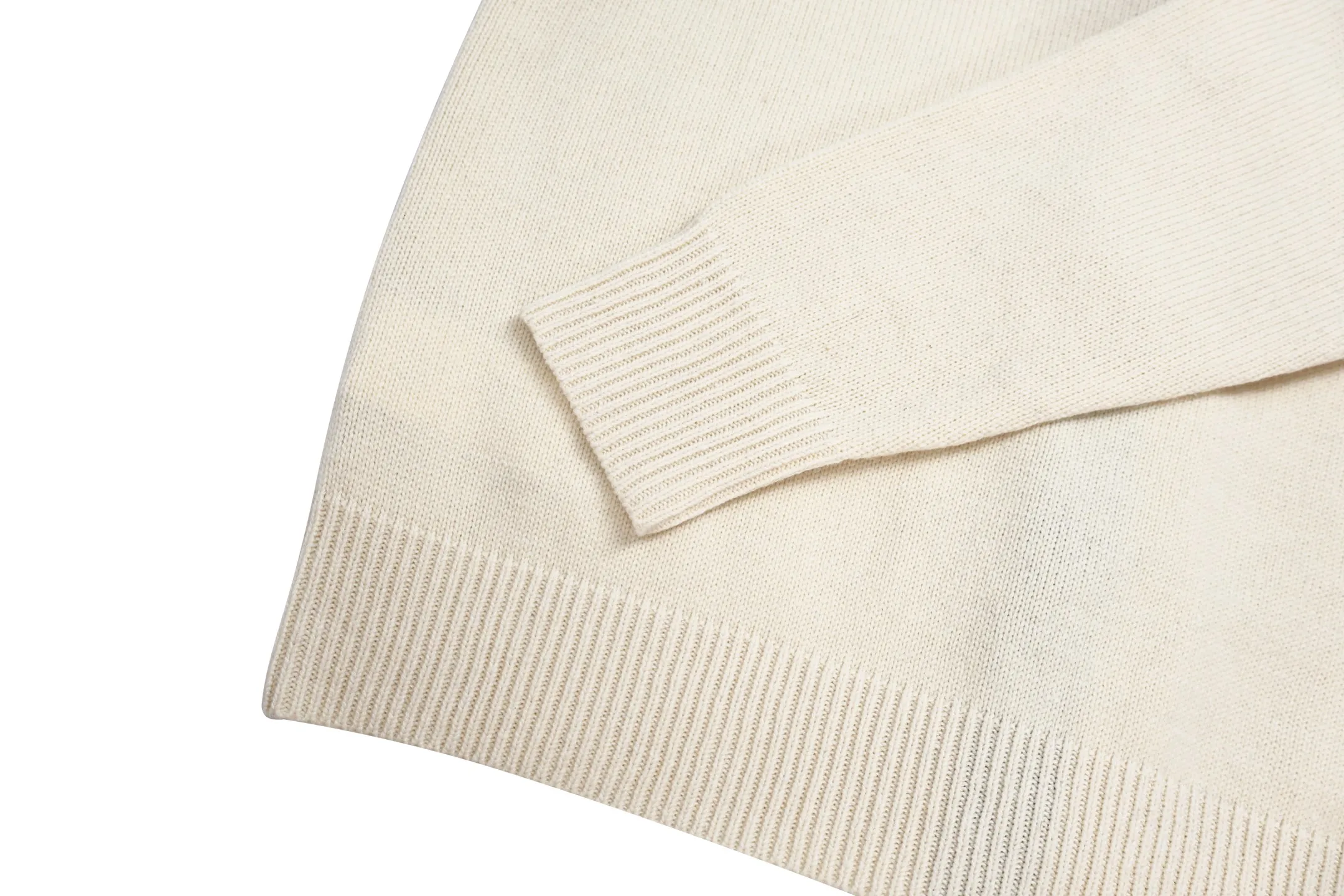 P680 Exclusive supply] Stone Island cardigan sweater (apricot color) The original version was purchased and developed by 3621. The fabric is woven with 100% sheep wool yarn. The overall comfort is more skin-friendly than the original version. The YB upper body is particularly tight. Based on the quality of the original wool yarn, we adjusted the overall feel and skin-friendly feel. They are both more comfortable and breathable than the ZP upper body. There is no difference between the stripes and the original version. And it can be achieved with full grade. Supports random detection of wool content. Guarantee that every item the customer gets is a high-quality one. Custom-made 100-yuan woolen access control hemming. After the factory hemming of the clothes and sweaters is completed, they still need to be sent to the woven factory for secondary processing. It is very laborious. Custom-made hardware buttons, Stone Island armbands, and zippers took 3 months to complete. The details are full. The overall wiring is straight and delicate, the fabric is comfortable and soft, and the color is consistent without color difference. It can be matched with the same style to create a fashionable look and control various occasions. Customized accessories, complete with three standards, the same style for men and women. Size:S-M-L
